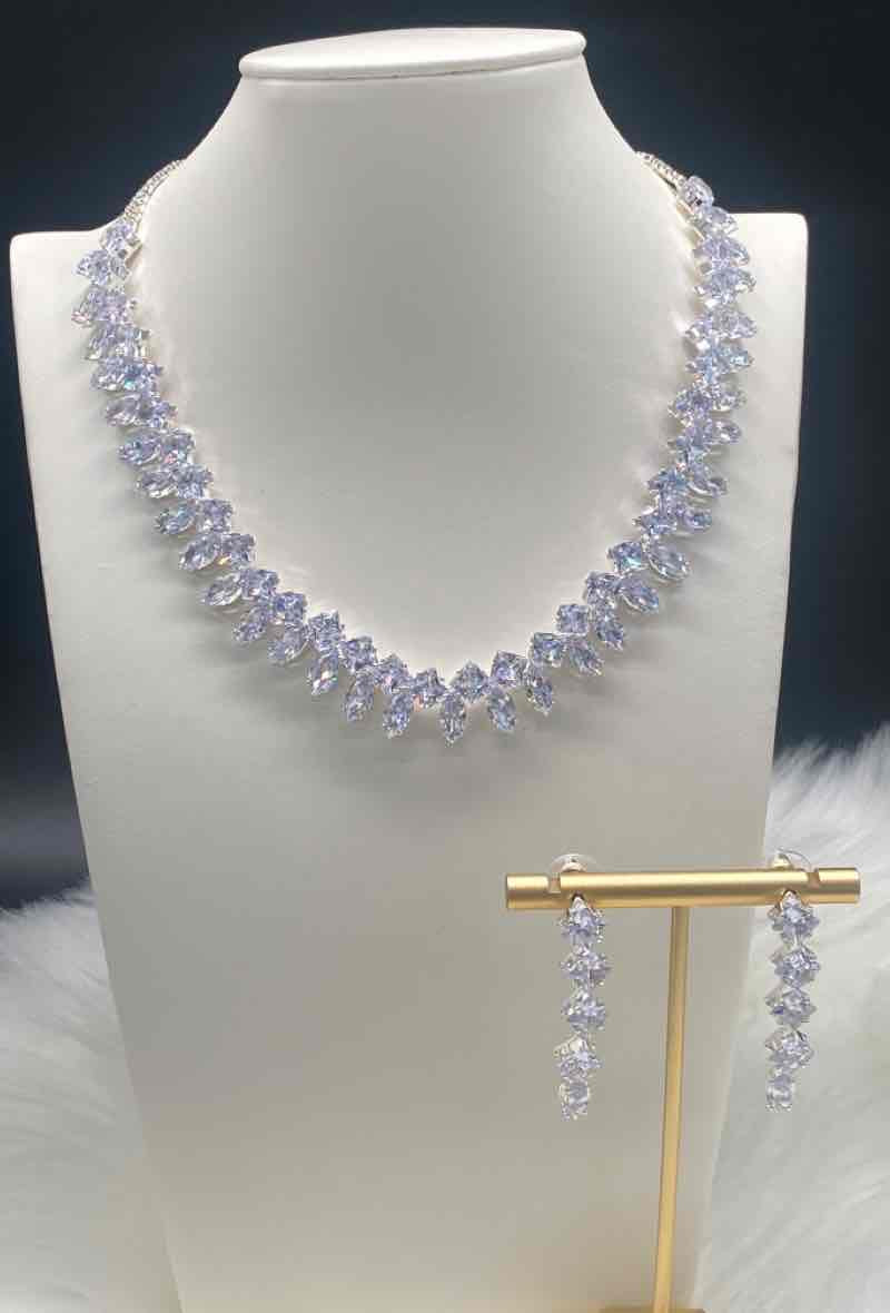 Mosta Collier and Earrings Set