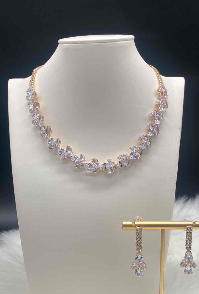 Mosta Collier and Earrings Set