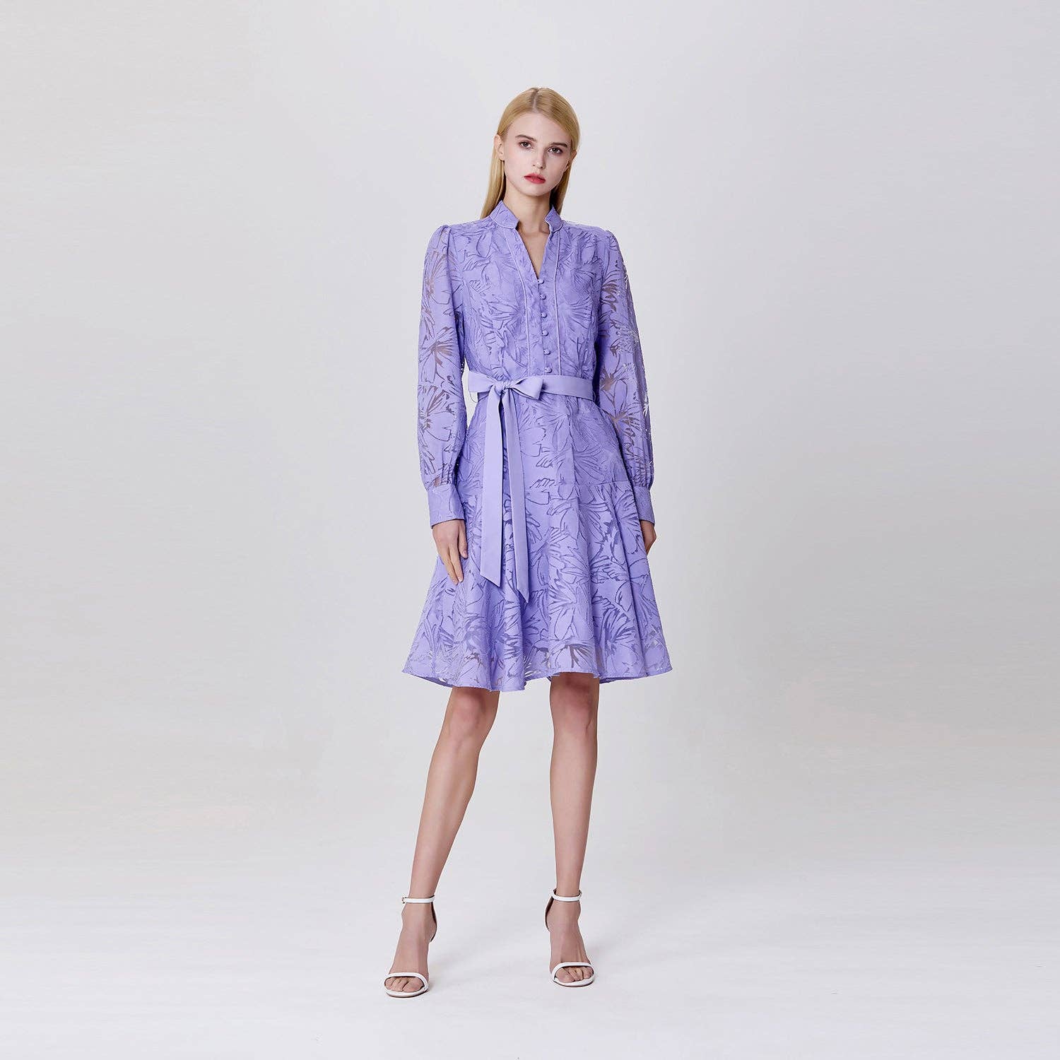 Short dress with long sleeves, in organza and lace