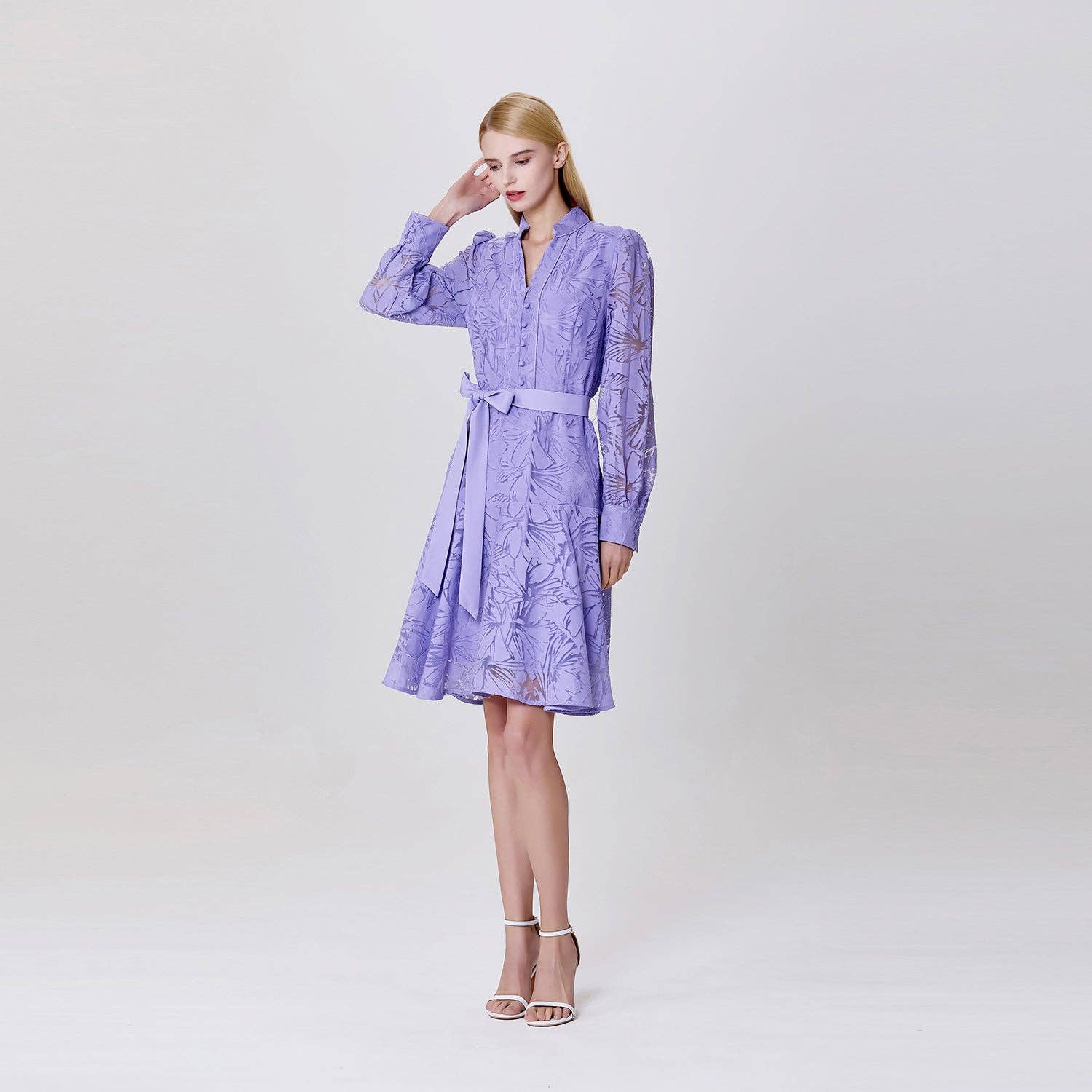 Short dress with long sleeves, in organza and lace
