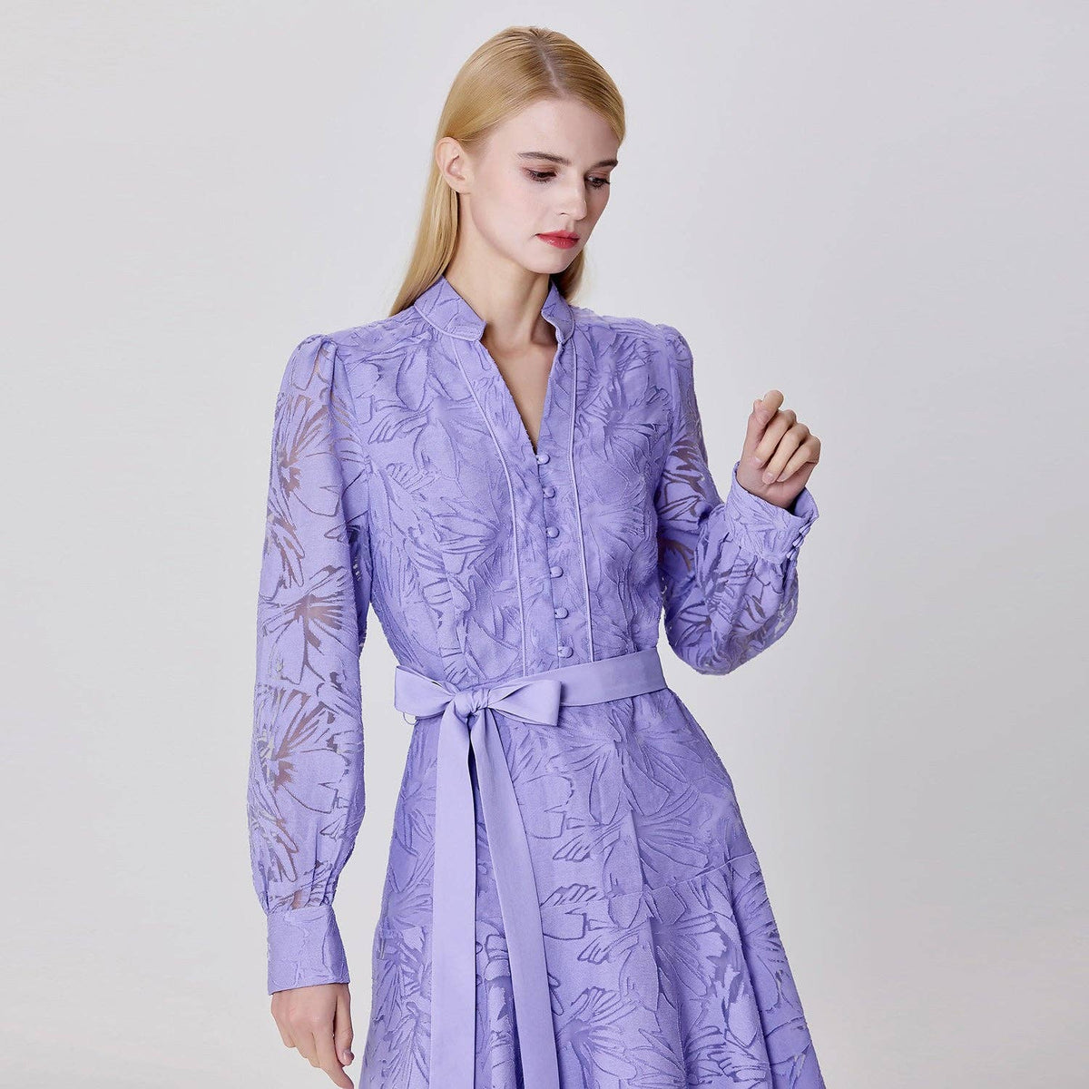 Short dress with long sleeves, in organza and lace