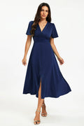Satin-Midikleid mit V-Ausschnitt und Knopfleiste in Navy