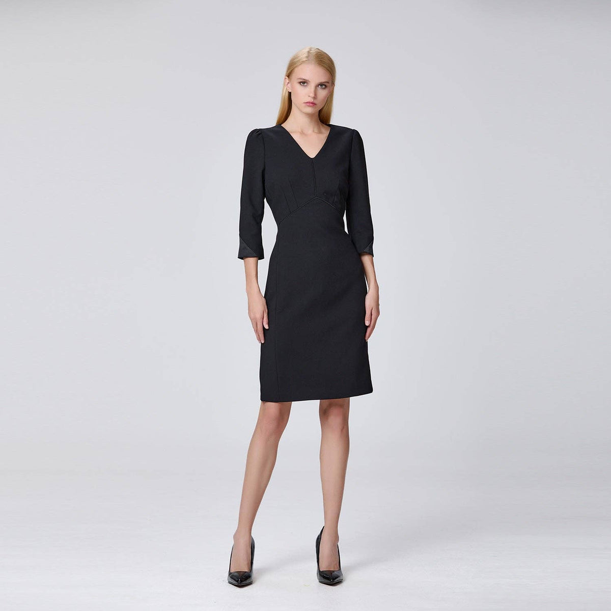 Fitted dress with V-neckline