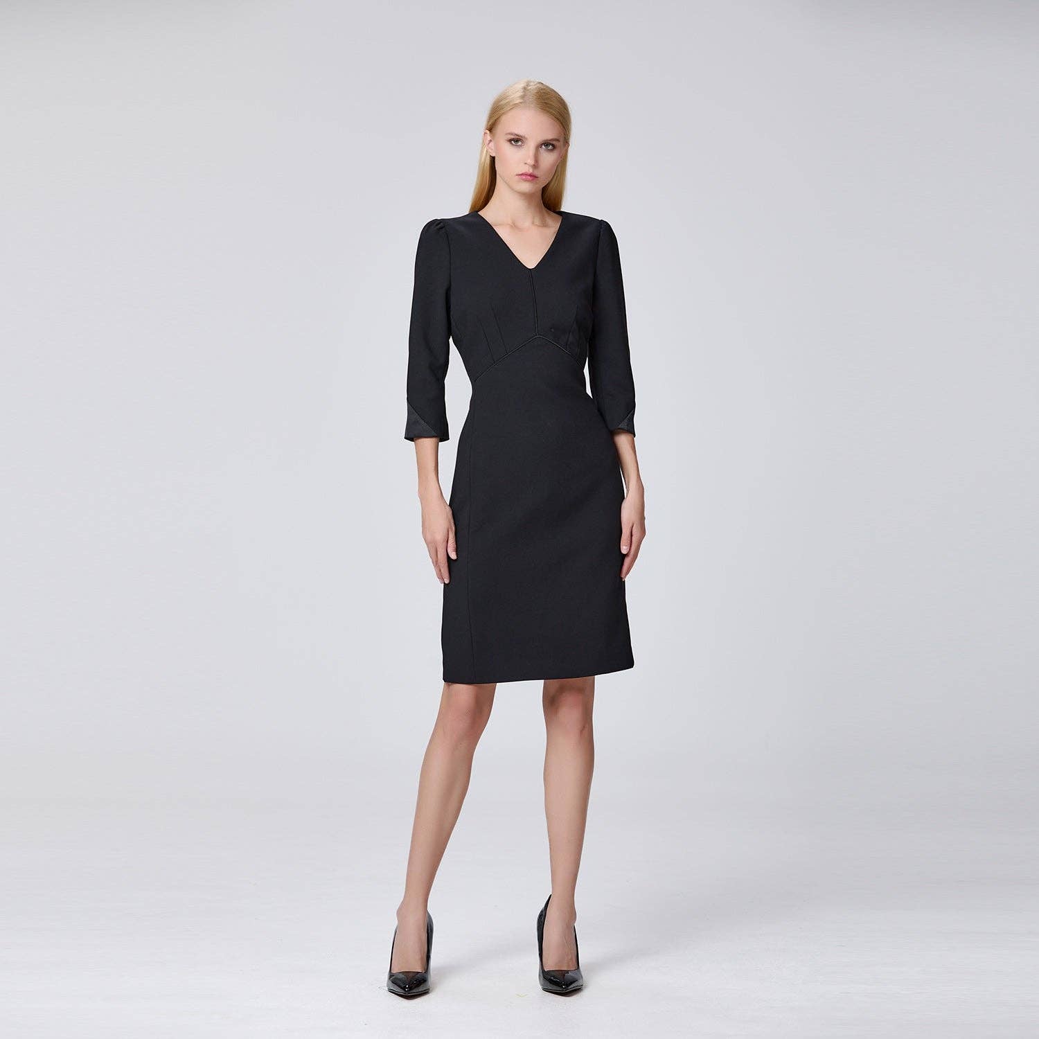 Fitted dress with V-neckline