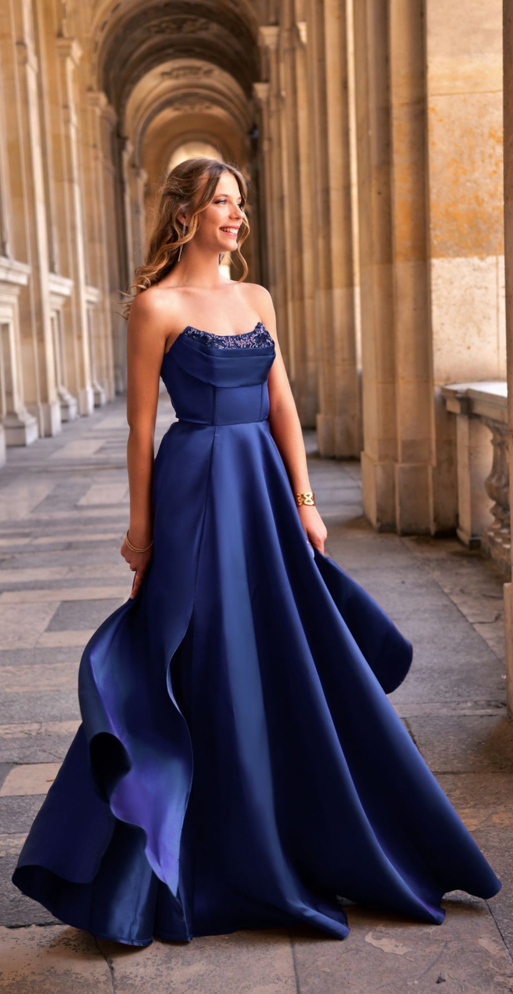 VilmaLong dress in satin fabric, with a straight bustier