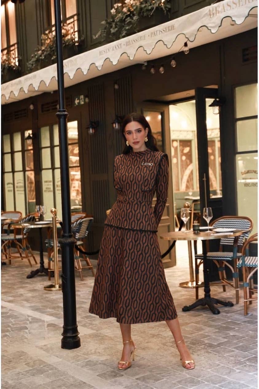 Alanís brown with black trim