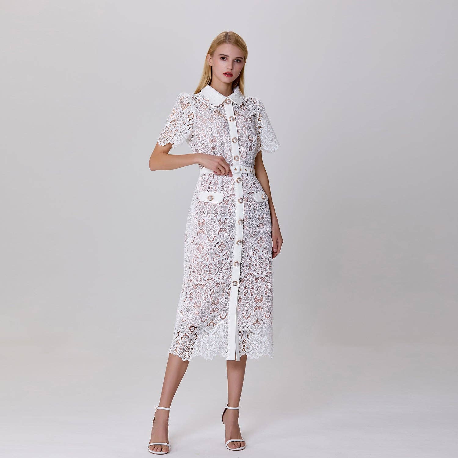 Buttoned dress in sheer lace: Rose