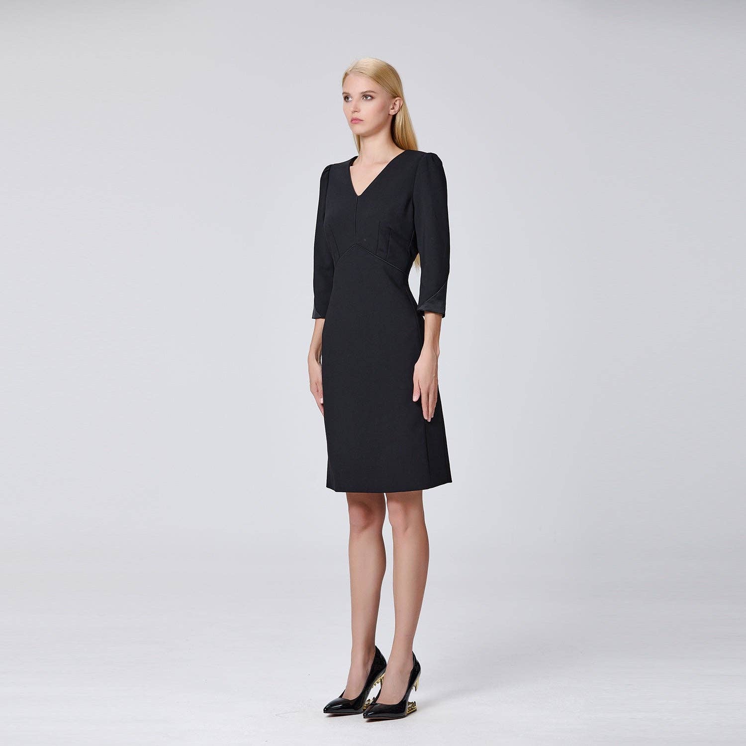 Fitted dress with V-neckline