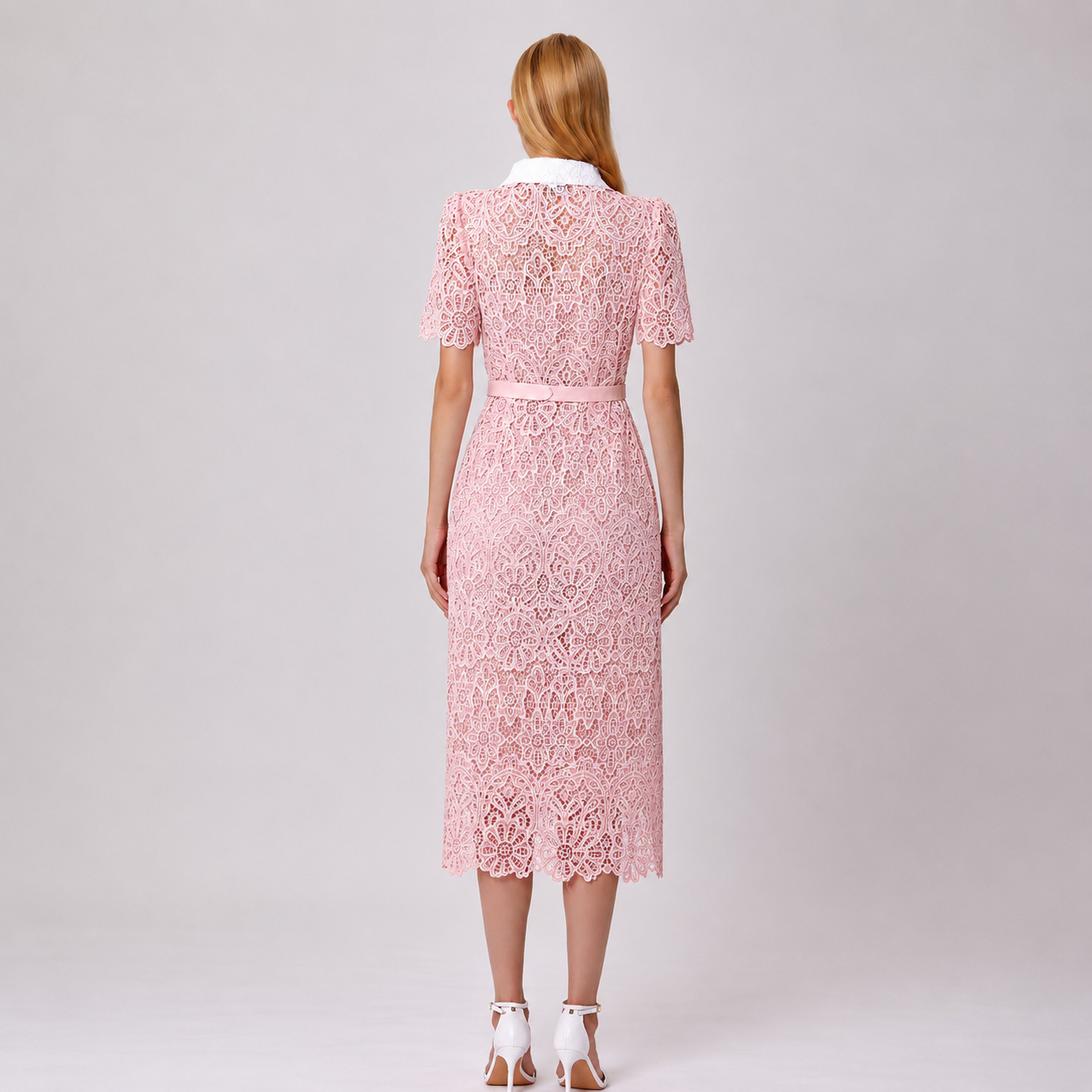 Buttoned dress in sheer lace: Rose