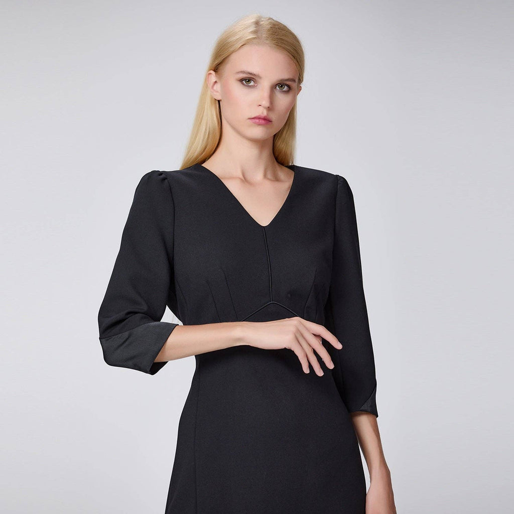 Fitted dress with V-neckline