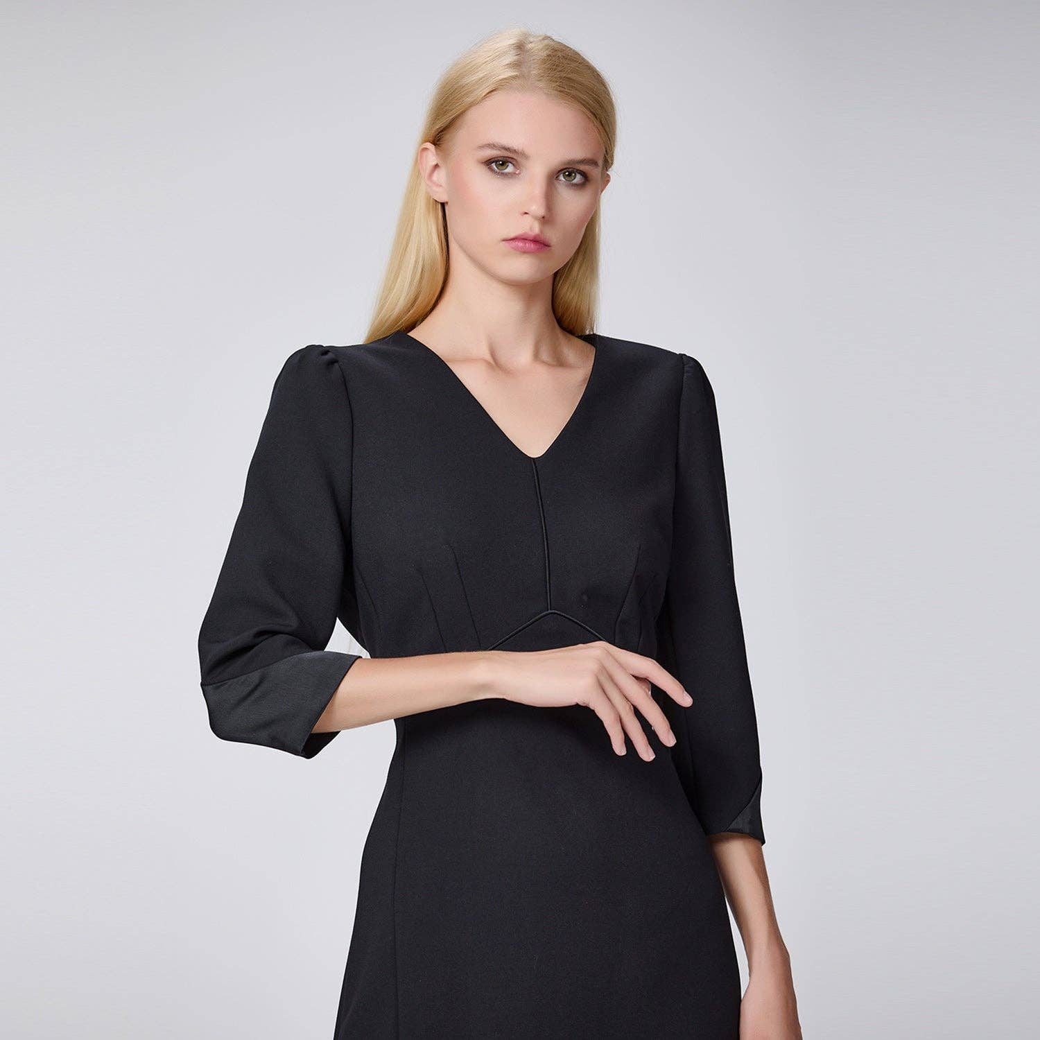 Fitted dress with V-neckline