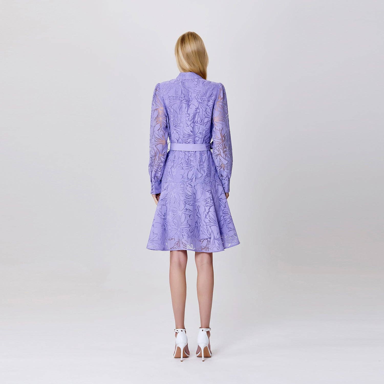 Short dress with long sleeves, in organza and lace