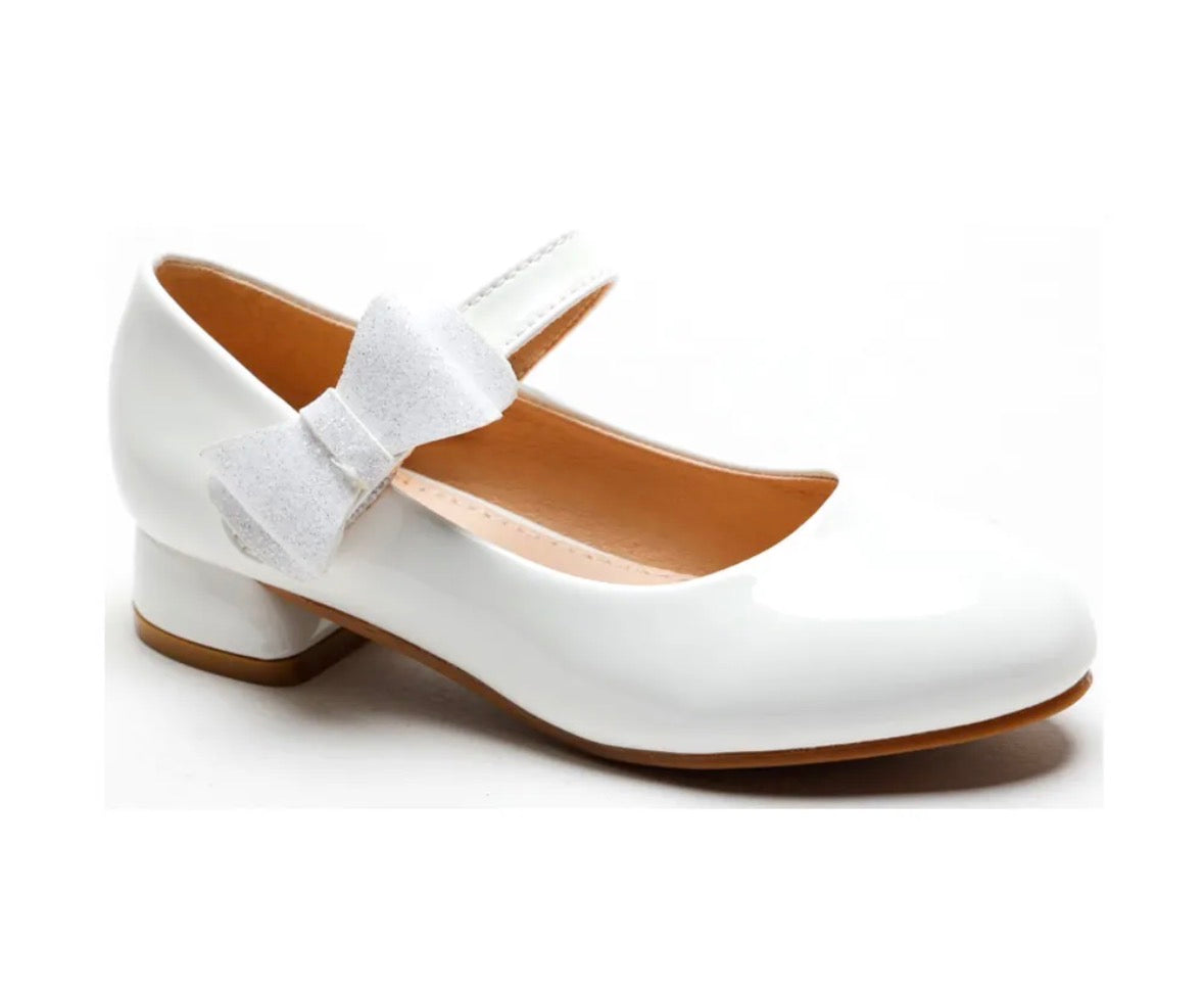 Girl's white heeled shoes