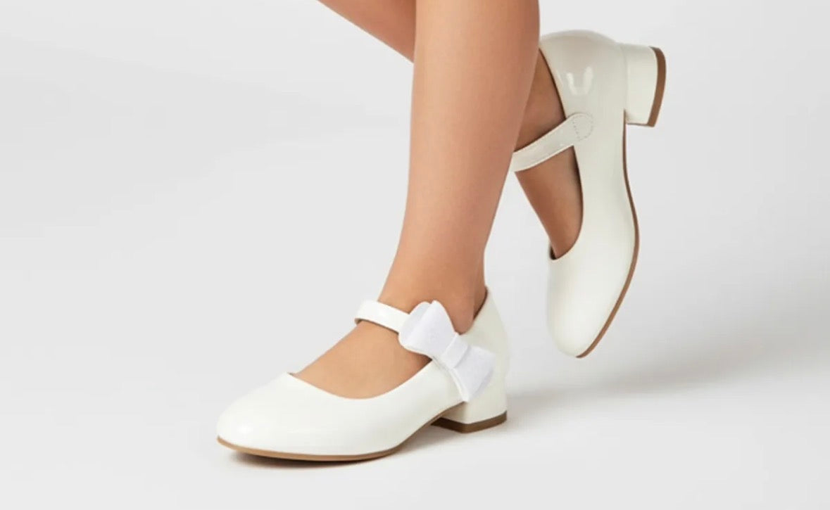 Girl's white heeled shoes
