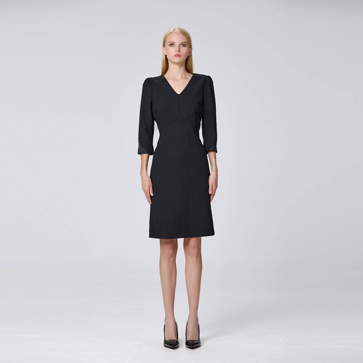Fitted dress with V-neckline