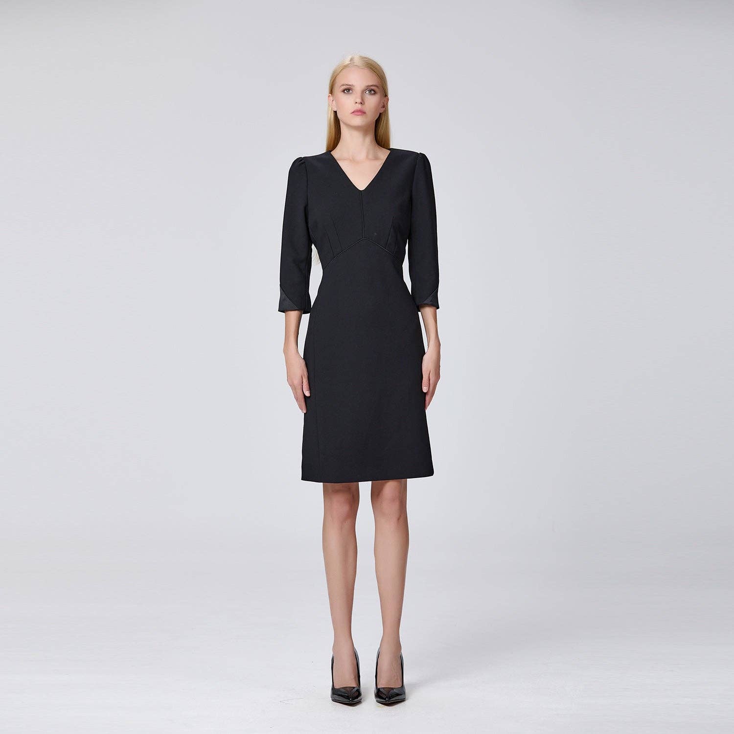 Fitted dress with V-neckline