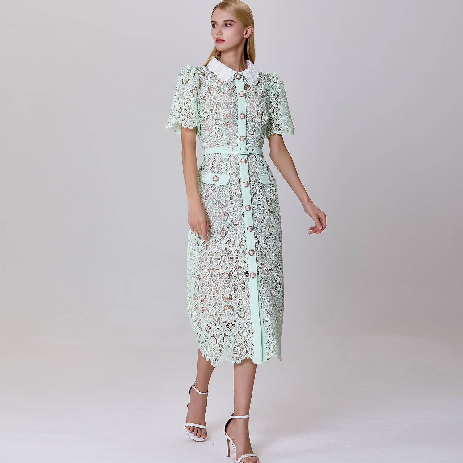 Buttoned dress in sheer lace: Rose