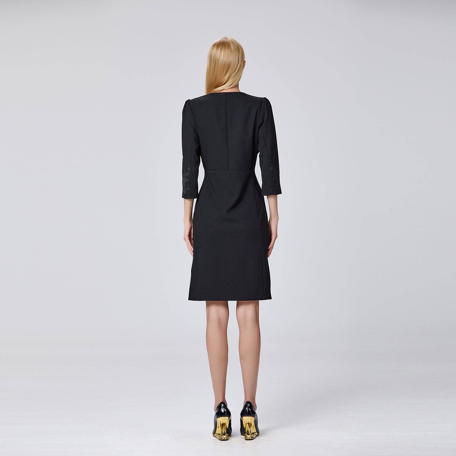 Fitted dress with V-neckline