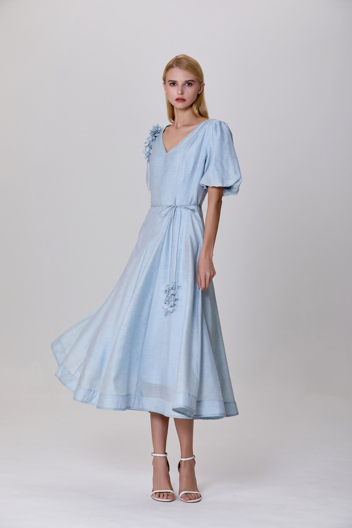 V-neck dress with puffed sleeves