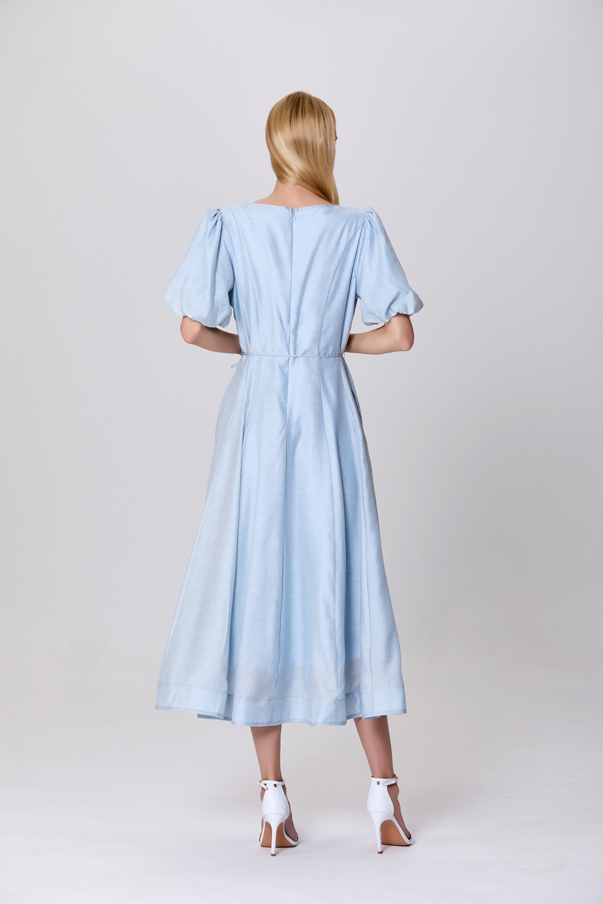 V-neck dress with puffed sleeves