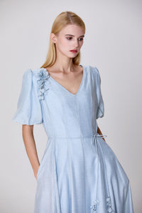 V-neck dress with puffed sleeves