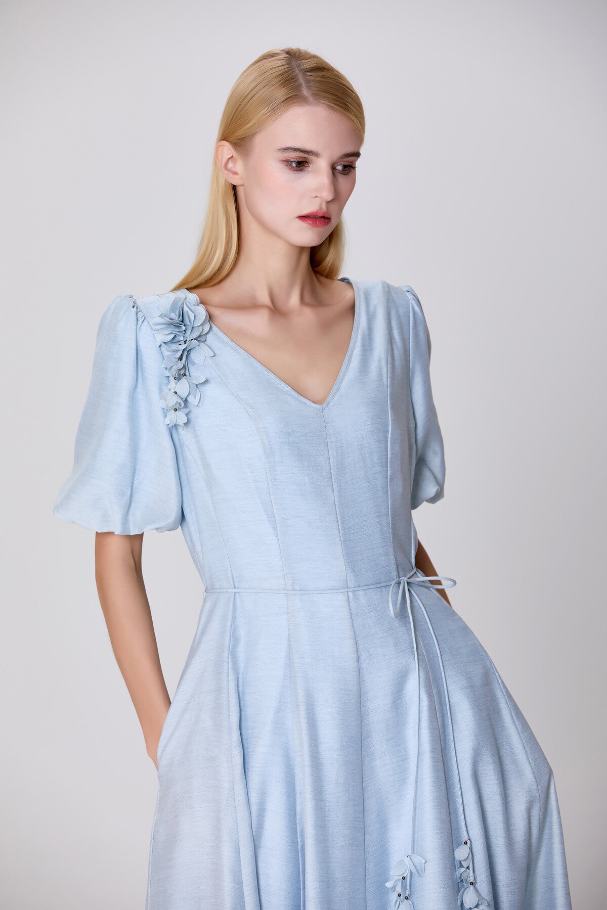 V-neck dress with puffed sleeves